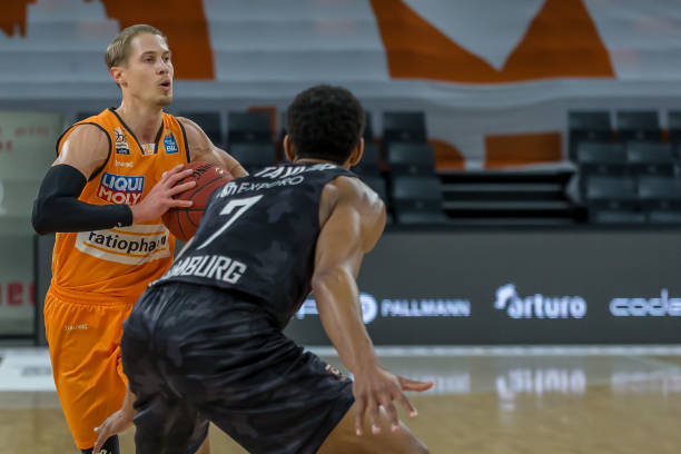 足使得他在 足使得他在